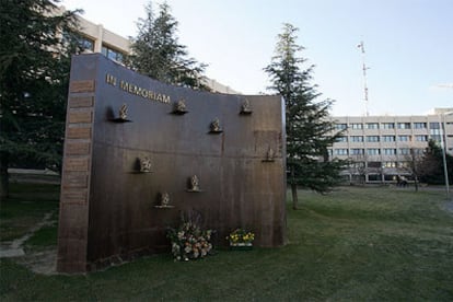 Monumento a los miembros del CNI asesinados en Irak en 2003, en la sede del centro.