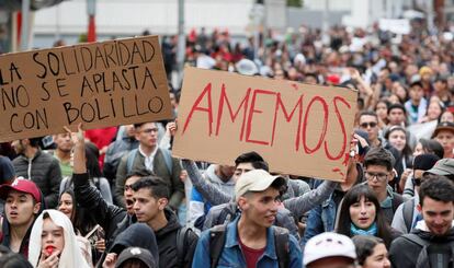 Estudiantes participan en una protesta contra el uso desmedido de la fuerza pública en Bogotá.