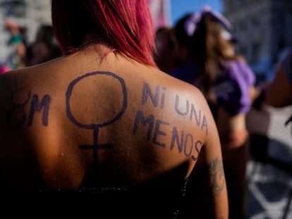 Una mujer con el mensaje 'Ni una menos' se manifiesta el Día Internacional de la Mujer de 2022 en Buenos Aires, Argentina.