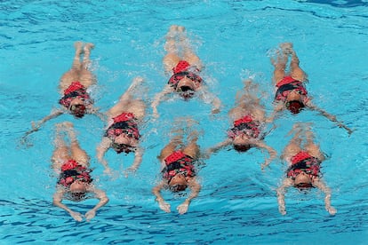 Las nadadoras españolas Clara Basiana, Cecilia Jiménez, Sara Levy, Paula Ramírez, Ona Carbonell, Paula Klamburg, Mertxell Mas y Cristina Salvador, compiten en el Campeonato Preolímpico de Natación Sincronizada en el Centro Acuático Maria Lenk de Río de Janeiro (Brasil), el 4 de marzo de 2016.