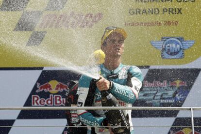 Nico Terol festeja la victoria en el podio de Indianápolis.