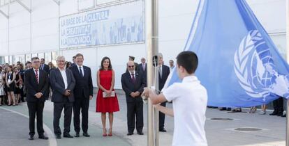 Izado de la bandera de la ONU, frente al Cemas, en La Marina de Valencia.