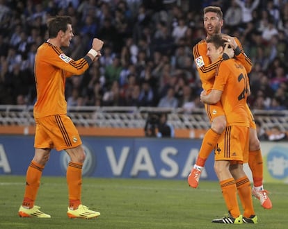 Illarramendi celebra su gol con Bale y Sergio Ramos.