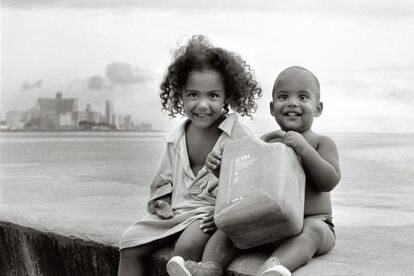 Niños cubanos en el malecón de La Habana.