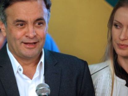 Aécio Neves discursa ao lado da mulher, Letícia, após o resultado das eleições.