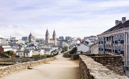 En verano es más que agradable pasear por el perímetro de la Muralla romana de Lugo. Dos kilómetros acertadamente restaurados.