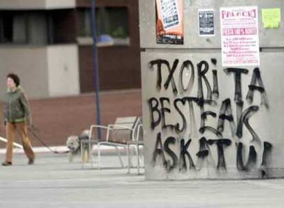 Pintada en un barrio de Bilbao alusiva a la detención de tres presuntos miembros de ETA ayer en Francia.