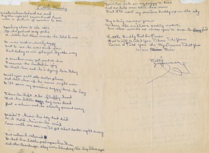 Hoja de papel en donde está escrito, por ambos lados y a bolígrafo azul, el poema de la adolescencia de Bob Dylan, que espera ser subastado en más de 10.000 dólares.