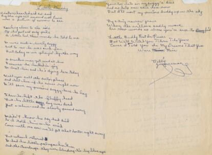 Hoja de papel en donde está escrito, por ambos lados y a bolígrafo azul, el poema de la adolescencia de Bob Dylan, que espera ser subastado en más de 10.000 dólares.