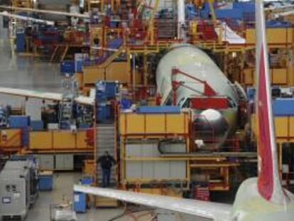 Centro de montaje del Airbus A320, en un hangar de la factoria de Airbus en Hamburgo, Alemania. EFE/Archivo
