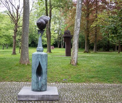 'Femme' ('Mujer'), escultura realizada por Miró en 1970, expuesta en el museo Chillida Leku junto con otras obras de Chillida.