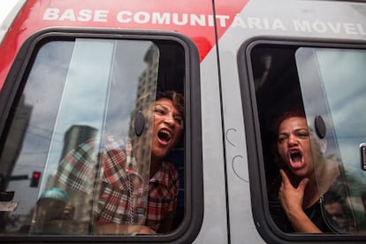 Moradores do prédio foram levados para a delegacia em dois ônibus e várias vans da Polícia Militar.