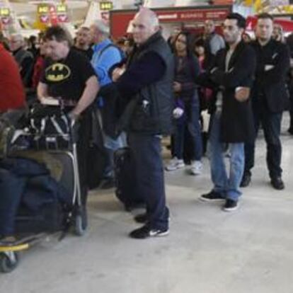 En el aeropuerto de Barajas los retrasos oscilan entre las dos y las seis horas.