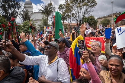 Manifestantes se reúnen en la Plaza de Armas para escuchar al presidente en su alocución en conmemoración del día del trabajo en Bogotá, Colombia, el 1 de mayo de 2023.