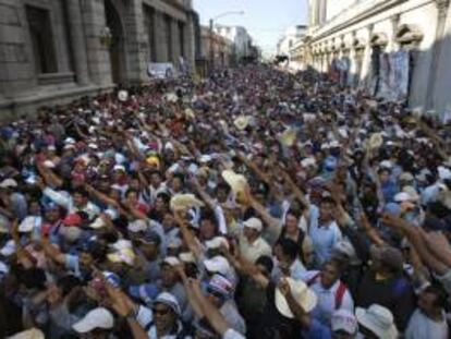 Maestros del sector público protestandi a las afueras del Congreso de la República de Guatemala. EFE/Archivo