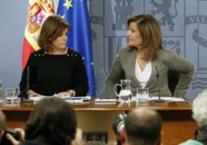 GRA189. MADRID, 30/11/2012.- La vicepresidenta del Gobierno, Soraya Sáenz de Santamaría (i), y la ministra de Empleo y Seguridad Social, Fátima Báñez, durante la rueda de prensa que han ofrecido al término de la reunión del Consejo de Ministros. EFE/Ángel Díaz