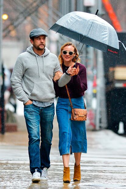 Si hay una prenda imprescindible esta temporada es la falda vaquera con botones. Diane Kruger confirma la tendencia mientras pasea con Joshua Jackson por Nueva York. Perfecta, como siempre.