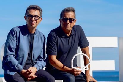 Berto Romero, a la izquierda, y Andreu Buenafuente posaban este domingo en la presentación de la serie 'El otro lado', en el 71 Festival de Cine de San Sebastián.
