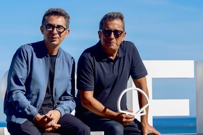 Berto Romero, a la izquierda, y Andreu Buenafuente posaban este domingo en la presentación de la serie 'El otro lado', en el 71 Festival de Cine de San Sebastián.