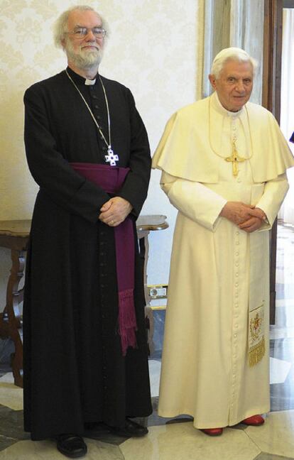 Benedicto XVI y el arzobispo de Caterbury durante un encuentro que han mantenido en El Vaticano