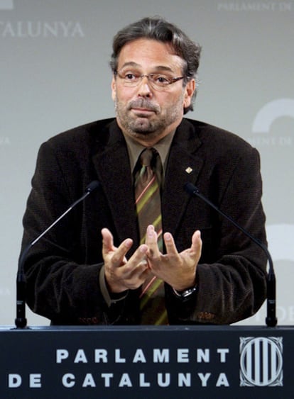 El presidente del Parlamento de Cataluña, Ernest Benach, tras la rueda de prensa en la que ha dado explicaciones por el precio de su coche oficial.