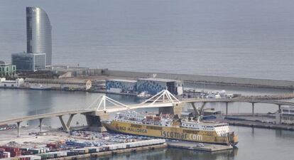 Tr&aacute;fico de contenedores en el puerto de Barcelona. 