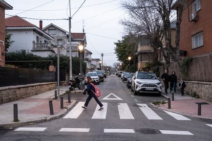 Una niña vuelve del colegio en la colonia Las Magnolias.