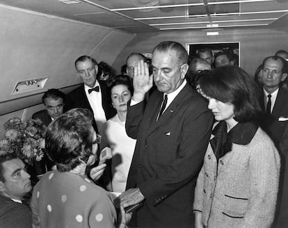 22 de noviembre de 1963. La juez Sarah T. Hughes preside el juramento de Lyndon Baines Johnson como presidente de EEUU, a bordo del Air Force One rumbo a Washington, tras el asesinato de Kennedy.