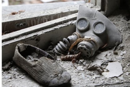 Máscara de gas y zapato de un niño, en una guardería de Prípiat, ciudad desierta cerca de Chernóbil.