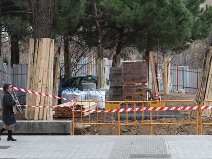 Obras en un parque de Madrid para una nueva estación de Metro.