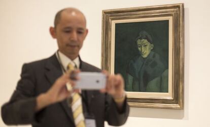 Shuji Takahashi, junto a la obra cedida temporalmente de Picasso.