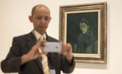 Shuji Takahashi, junto a la obra cedida temporalmente de Picasso. 