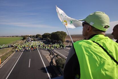 Las interrupciones de los accesos a Sevilla, todos excepto la autovía que comunica la ciudad andaluza con Extremadura, han comenzado a las 11.00.