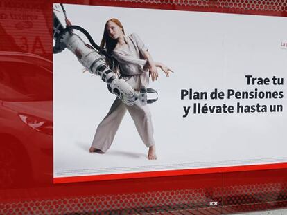 Un cartel anunciando planes de pensiones, en una oficina de Banco Santander de Madrid.