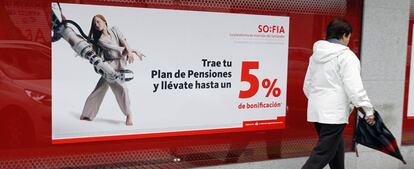 Un cartel anunciando planes de pensiones, en una oficina de Banco Santander de Madrid.