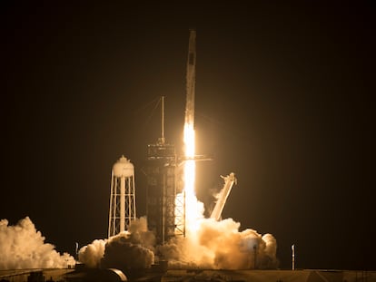 El 'Falcon 9' de Space X despega con la cápsula 'Crew Dragon' rumbo a la Estación Espacial Internacional este viernes en Florida.