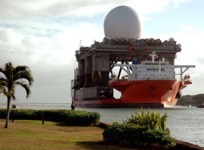 Un barco de la Armada estadounidense, cargado con un radar, entra en la bahía de Pearl Harbour.