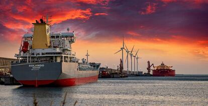 Amanecer en el puerto de Bilbao, imagen ganadora del tercer Premio Eolo de Fotografía 2019.