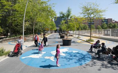 La superilla del Poblenou, ocupada pels veïns.