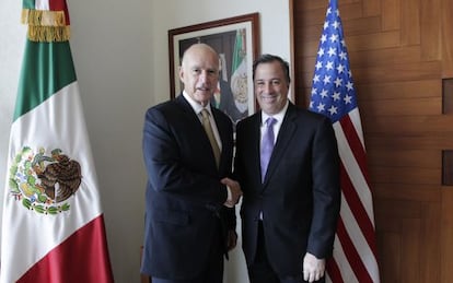 California Governor Edmund G. Brown (l) and Foreign Minister Meade.