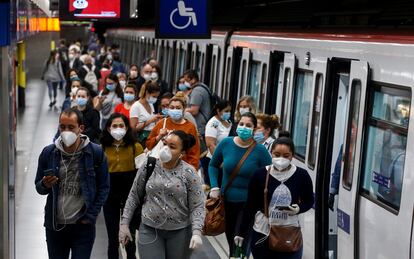 Usuarios del Metro de Barcelona con mascarilla.