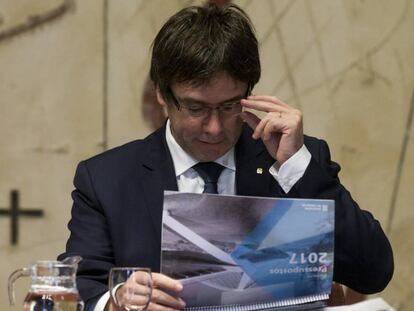 El president de la Generalitat, Carles Puigdemont, poc abans de la reunió setmanal del Govern.