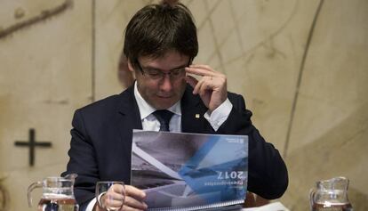 GRA094 BARCELONA, 29/11/2016.- El presidente de la Generalitat, Carles Puigdemont, poco antes del inicio este mediod&iacute;a de la reuni&oacute;n semanal del Gobierno catal&aacute;n. EFE/Quique Garc&iacute;a