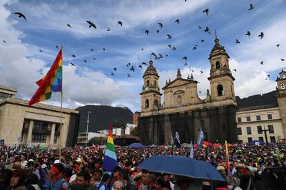 Manifestantes se concentran en la Plaza de Bolívar a la espera del discurso del presidente Gustavo Petro.