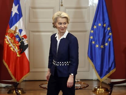 La presidenta de la Comisión Europea (CE), Ursula von der Leyen, llega a una reunión con el presidente de Chile en el Palacio de La Moneda en Santiago (Chile) este miércoles.