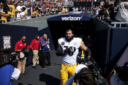 Alejandro Villanueva canta el himno previo al partido ante Chicago Bears