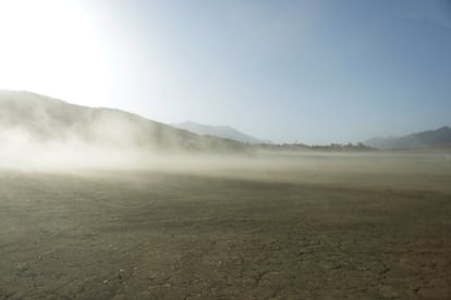 Tolvaneras de polvo en la cuenca seca de la represa La Boca, una de las principales fuentes hídricas de Nuevo León.