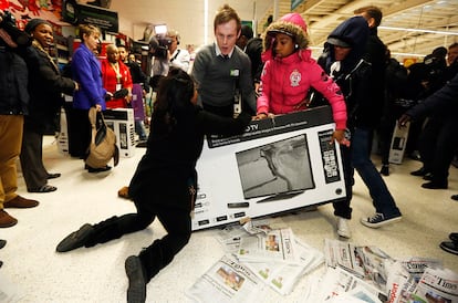 El black friday (viernes negro) debe su nombre a que ese día los policías de Filadelfia no daban abasto con las aglomeraciones en calzadas y carreteras. Otra leyenda explica el origen por la enorme facturación que obtienen los comercios norteamericanos durante la jornada. En la imagen, dos clientas intentan comprar el mismo televisor en un centro comercial en Wembley, al norte de Londres durante el 'Black Friday'.