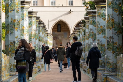 Visitantes en el claustro de la basílica de Santa Chiara, en Nápoles.