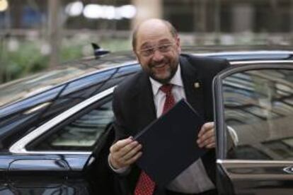 El presidente del Parlamento Europeo, Martin Schulz, baja de un vehículo a su llegada a la reunión del Consejo Europeo que se celebra en la sede de la institución en Bruselas (Bélgica), hoy, jueves 24 de octubre de 2013.